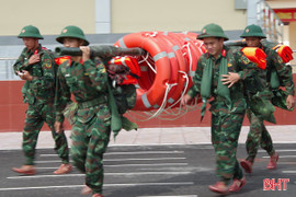 Chiến sỹ LLVT Hà Tĩnh xuất kích giúp dân phòng tránh bão