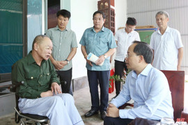 Thường trực Tỉnh ủy tặng quà gia đình chính sách, người có công