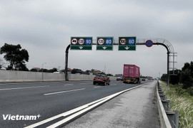 Có thể thí điểm cấm xe khách trên 29 chỗ đi vào làn 1 trên cao tốc