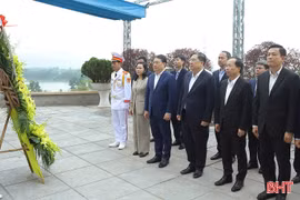 Đồng chí Phạm Gia Túc và lãnh đạo Hà Tĩnh dâng hương tưởng niệm Tổng Bí thư Trần Phú