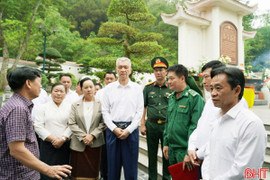 Bí thư Thành ủy Viêng Chăn dâng hương tại Ngã ba Đồng Lộc