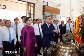 Tổng Bí thư, Chủ tịch nước Tô Lâm dâng hương tưởng niệm Chủ tịch Hồ Chí Minh tại Thái Lan