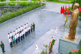 Lãnh đạo tỉnh dâng hương tưởng niệm Chủ tịch Hồ Chí Minh