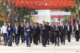 Tổng Bí thư Tô Lâm dâng hương tưởng niệm Chủ tịch Hồ Chí Minh, lãnh đạo tỉnh Hà Tĩnh cùng tham gia đoàn