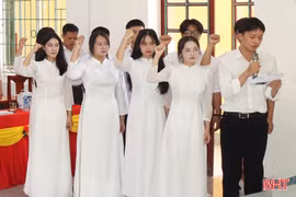 Ngôi trường nổi tiếng ở Đức Thọ có thêm 37 học sinh ưu tú đứng vào hàng ngũ của Đảng