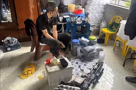 Cảnh sát đột kích nhiều xưởng chế tạo súng đạn
