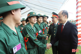 Phó Tham mưu trưởng Quân khu 4 và Phó Bí thư Thường trực Tỉnh ủy chung vui ngày hội giao quân