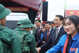 Chủ tịch UBND tỉnh tặng hoa chúc mừng, động viên tân binh lên đường tòng quân