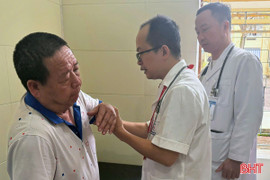 Thêm 7 bác sỹ BV Đại học Y Hà Nội về hỗ trợ thăm khám, điều trị tại Hà Tĩnh