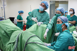 Trưởng khoa của Bệnh viện Từ Dũ trình diễn kỹ thuật mới tại Hà Tĩnh