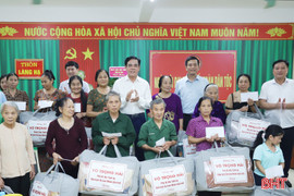 Chủ tịch UBND tỉnh trao 200 suất quà cho hộ khó khăn bị ảnh hưởng bởi thiên tai