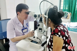 Suýt hỏng mắt do dùng hạt na ngâm rượu gội đầu trị chấy