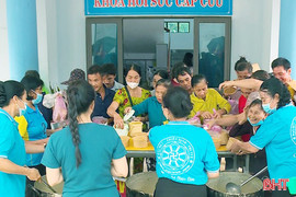 Hơn một thập kỷ phát cháo từ thiện cho bệnh nhân hoàn cảnh khó khăn