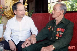 Bí thư Tỉnh ủy Nguyễn Duy Lâm thăm hỏi, tặng quà gia đình có công với cách mạng