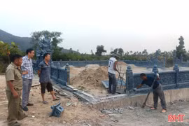 Một hộ dân tự giác tháo dỡ công trình vi phạm ở khu vực nghĩa trang