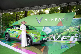 “Siêu đại hội” thu xăng đổi điện của VinFast nóng khắp 3 miền, người dân xếp hàng lên đời xe xanh