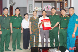 Lãnh đạo Quân khu 4 tri ân gia đình chính sách, người có công tại Hà Tĩnh