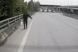 Người đàn ông nhặt được bao tải chứa 1 tỉ đồng ở lối vào cao tốc