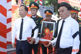 Thường trực Ban Bí thư Trần Cẩm Tú dự lễ truy điệu và an táng hài cốt liệt sỹ tại Hà Tĩnh