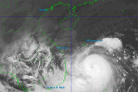 Bão số 13 cách Quy Nhơn khoảng 390km, gió giật cấp 17
