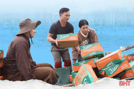 Chuyện chưa kể về anh nông dân chèo đò cứu trợ giữa tâm lũ