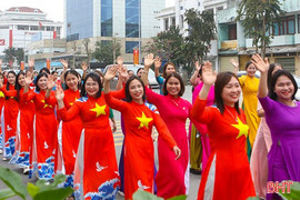 Đồng loạt tham gia Lễ chào cờ, hát Quốc ca, đi bộ “Cùng Việt Nam tiến bước”