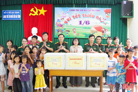 Tổ chức "Bữa cơm tình thương" tại Làng Trẻ em mồ côi Hà Tĩnh