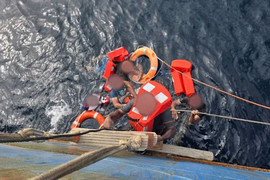 Cứu thêm 4 người sống sót từ tàu bị Houthi tấn công ở Biển Đỏ, 10 người vẫn mất tích