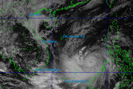 Bão số 13 tăng cấp, miền Trung mưa to, gió lớn