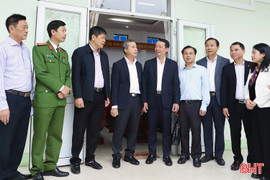 Chủ tịch UBND tỉnh Phan Thiên Định và các ứng cử viên đại biểu HĐND tỉnh tiếp xúc cử tri