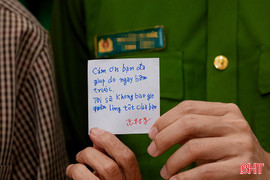 Du khách Nhật Bản cảm ơn công an xã ở Hà Tĩnh giúp đỡ khi gặp khó khăn