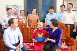 Phó Thủ tướng tri ân Mẹ Việt Nam anh hùng, thăm Trung tâm Phục vụ Hành chính công phường Thành Sen