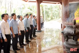 Bộ trưởng Bộ Xây dựng Trần Hồng Minh dâng hương tại Khu di tích Ngã ba Đồng Lộc