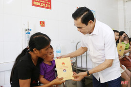 Lãnh đạo tỉnh tặng quà cho các bệnh nhi