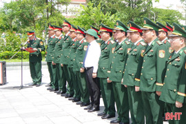 Đoàn đại biểu Đảng bộ Quân sự tỉnh dâng hương, báo công với Chủ tịch Hồ Chí Minh