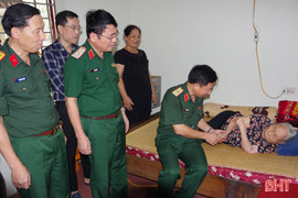 Quân khu 4, các LLVT Hà Tĩnh tri ân anh hùng liệt sỹ, gia đình chính sách