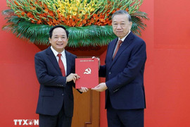 Đồng chí Nguyễn Trọng Nghĩa giữ chức Chủ nhiệm Tổng cục Chính trị, đồng chí Trịnh Văn Quyết giữ chức Trưởng ban Tuyên giáo và Dân vận Trung ương