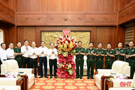 Lãnh đạo tỉnh Hà Tĩnh chúc mừng Bộ Tư lệnh Quân khu 4