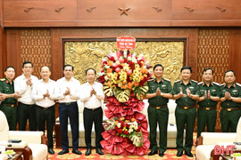 Lãnh đạo tỉnh Hà Tĩnh chúc mừng Bộ Tư lệnh Quân khu 4