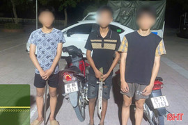 3 thanh niên "đầu trần" mang theo hung khí trên xe máy