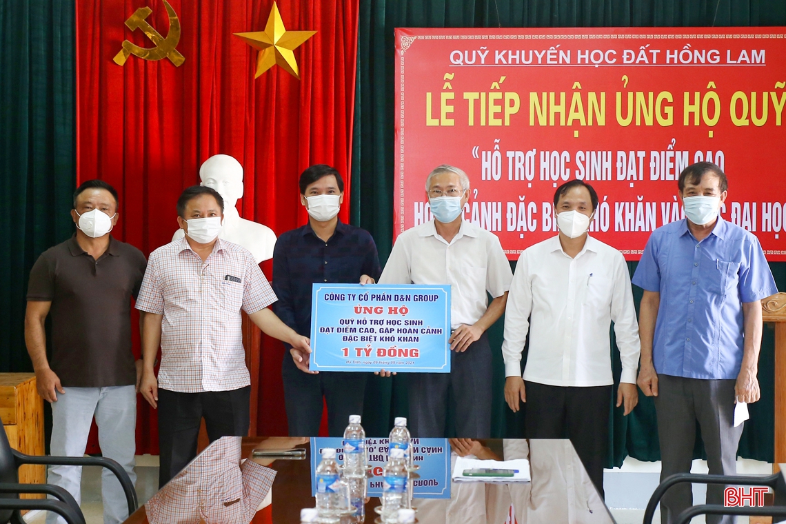 Hà Tĩnh tiếp nhận hơn 1 tỷ đồng ủng hộ Quỹ “Hỗ trợ học sinh đạt điểm cao, hoàn cảnh đặc biệt khó khăn vào học đại học”