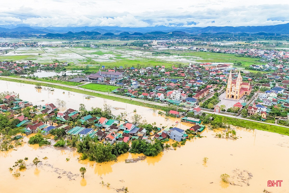 Sau bão, nhiều khu vực ở Hà Tĩnh bị ngập sâu do có mưa lớn, nước ở các sông lên cao. Trong ảnh: Vùng ngoài đê của xã Đức Thọ bị ngập sâu. Ảnh H.A bqbht_br_c5.jpg