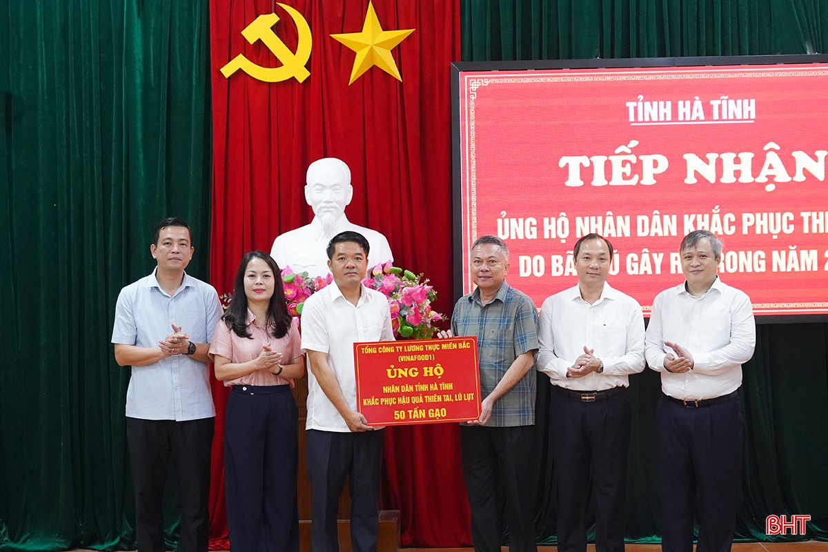 Tổng công ty Lương thực Miền Bắc (VINAFOOD1) trao biểu trưng ủng hộ 50 tấn gạo. bqbht_br_d4.jpg