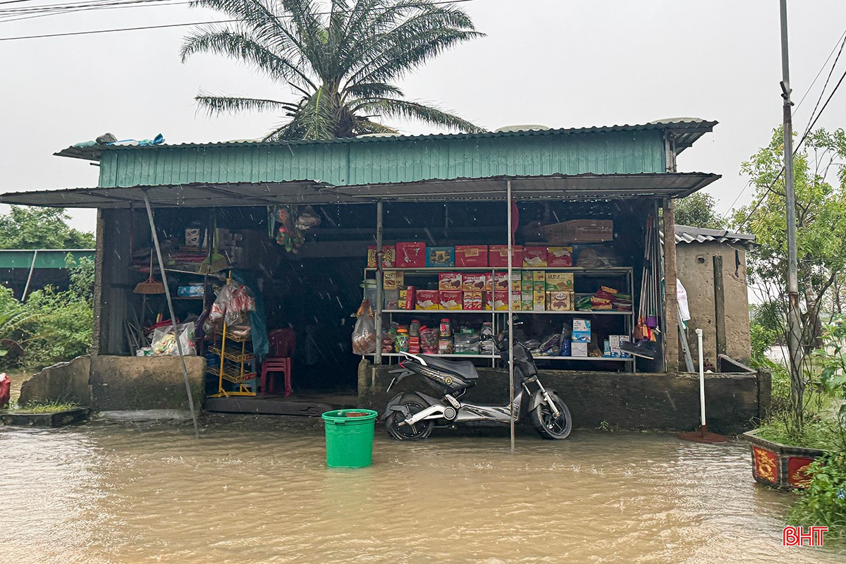 Hiện các xã vùng hạ lưu hồ Kẻ Gỗ đang duy trì chế độ trực 24/24h, huy động tối đa lực lượng công an, dân quân, đoàn thể bám cơ sở để theo dõi sát diễn biến mưa lũ và lưu lượng xả tràn của hồ. bqbht_br_a5.jpg