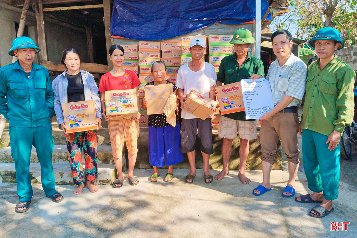 Đoàn thiện nguyện của con em xã Đức Quang hỗ trợ những hộ dân vẫn còn bị nước lũ chia cắt. bqbht_br_11.jpg