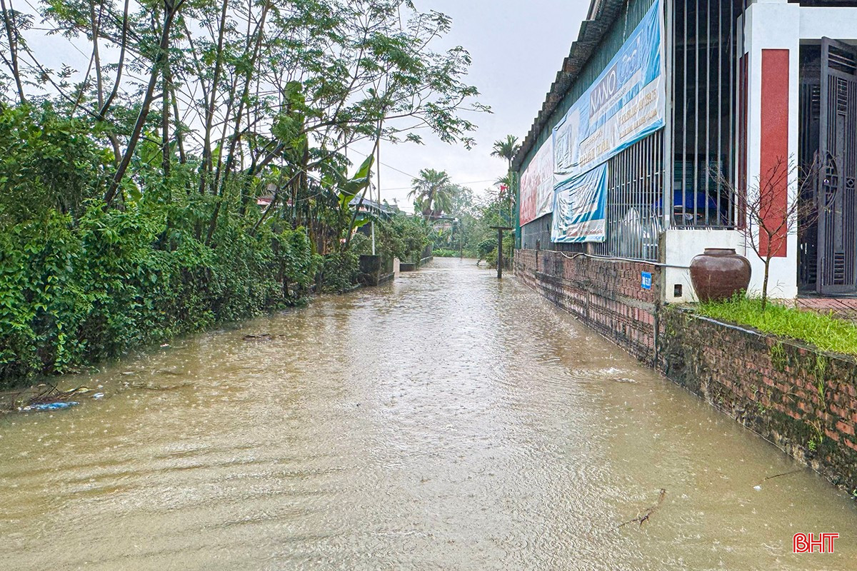 Tại thôn Nam Bắc Thành, nước lũ lên nhanh trên các tuyến đường nhánh. bqbht_br_1.jpg
