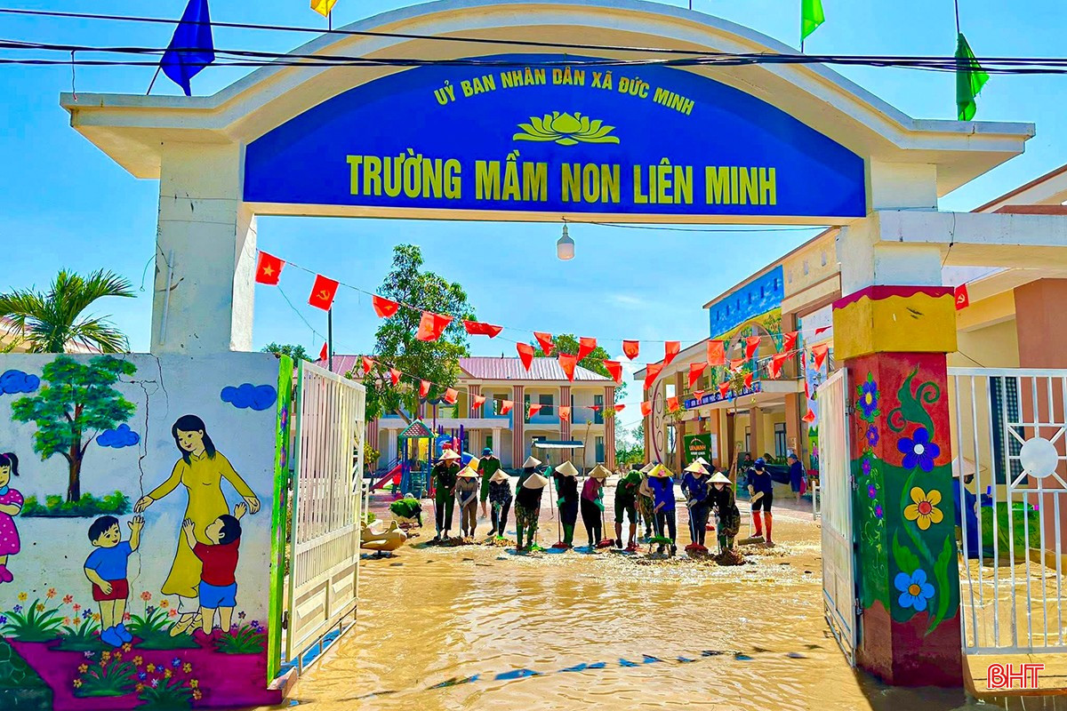 Trường Mầm non Liên Minh khẩn trương vệ sinh, khắc phục sau lũ. bqbht_br_6.jpg