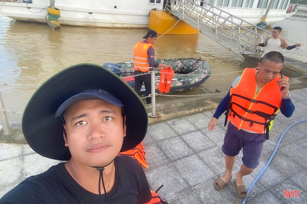 Anh Tùng (áo đen) cùng đồng đội thu dọn đồ đạc sau khi đã tìm kiếm được thi thể cả 3 bố con xấu số. bqbht_br_54.jpg
