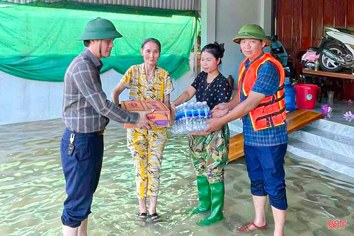 Đối với những hộ dân nước vẫn chưa rút hết, chính quyền xã tổ chức kiểm tra thường xuyên, kịp thời hỗ trợ lương thực, nước uống và các nhu yếu phẩm thiết yếu để người dân tạm thời ổn định sinh hoạt, chờ điều kiện khắc phục lâu dài. bqbht_br_10.jpg