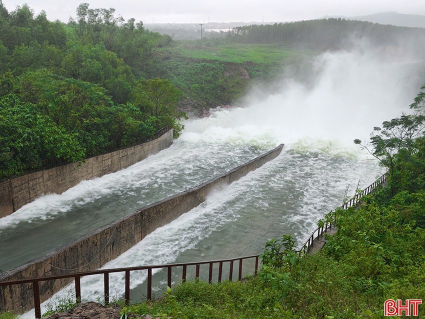 Hồ Kẻ Gỗ đang xả tràn lưu lượng 500 m3/giây cùng mưa lớn kéo dài khiến vùng hạ du hồ ngập sâu. image-2.jpg